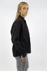 Camisa marrón con cuello camisero, cierre frontal con botones, mangas largas y bolsillos plaqué con solapa en el pecho.