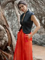 Mono de vestir verde esmeralda con estampado abstracto, escote en V, mangas cortas y pantalón palazzo con aberturas laterales.