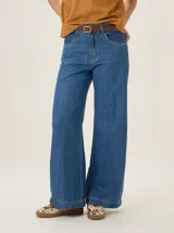 Pantalon de tiro medio-alto con corte wide leg, confeccionado en una mezcla de algodon, viscosa y lino. Presenta bolsillos delanteros y traseros, con detalles de costuras reforzadas en contraste.