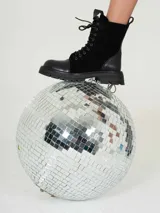 Botín de caña media negro, con puntera redondeada y acordonado.