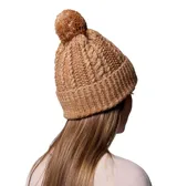 Gorro de punto con diseño de ochos, color marrón, con pompón superior y parche de cuero con logo de la marca. Cuenta con forro interior de micropolar.