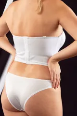 Corset corto blanco con copa, relleno interior y aro. Breteles desmontables regulables y ganchos dobles reforzados en la espalda.