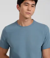 Remera de algodón marca Marfinno, de color azul marino con textura acanalada, corte slim, cuello redondo y manga corta.
