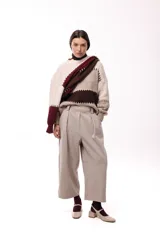 Pantalon de corte amplio y silueta relajada, color chocolate, con cintura alta, pinzas delanteras y bolsillos laterales.