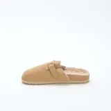 Zuecos de gamuza color marrón con interior de piel sintética, cuentan con una tira ajustable con hebilla metálica en el empeine y suela de goma.