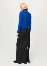 Jersey de punto azul con cuello vuelto y manga larga, de corte recto y diseño liso.