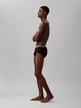 Pack de cinco slips de algodón regenerativo con cintura elástica distintiva de la marca Calvin Klein.