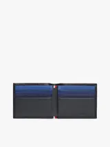 Billetera plegable de cuero con textura acanalada, diseño compacto y logo esmaltado de la marca en la parte frontal.
