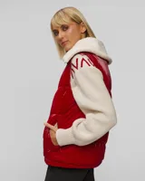 Chaleco puffer rojo con cuello de sherpa color crema, cierre frontal con cremallera y bolsillos laterales.