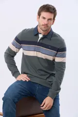 Remera polo de manga larga con diseño de rayas horizontales en tonos azul marino, marrón y gris. Presenta cuello camisero con cierre de botones y puños elásticos en las mangas.
