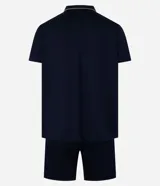 Conjunto de pijama corto azul marino con camisa de manga corta abotonada y short con cintura elástica. Presenta detalle de ribete contrastante en color blanco en el cuello, el frente de la camisa y el ruedo de las mangas.