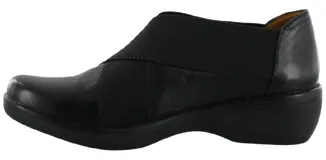 Zapato de cuero marrón con elásticos laterales y suela de goma negra.