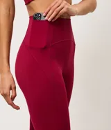 Legging deportiva de tiro alto confeccionada en microfibra, con diseño ajustado al cuerpo y costuras reforzadas en los laterales. Ofrece gran elasticidad y sujeción para actividades físicas.