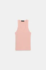 Top de punto color rosa pálido, de corte ajustado, con escote redondo y tirantes anchos. Presenta un ribete de color blanco contrastante en el escote y las sisas.