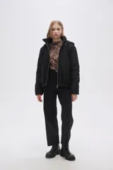 Campera negra corta de poliéster, con capucha y cierre frontal con cremallera.