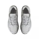 Championes adidas Falcon W de estilo urbano, con diseño retro inspirado en los años 90. Presentan una combinación de tonos gris claro y detalles en verde menta, con una suela robusta de goma blanca y entresuela de EVA para mayor amortiguación.