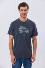 Remera Legacy de manga corta y cuello redondo, color azul melange, con estampa frontal y detalles bordados de un vehículo todoterreno acompañados por el texto "The Adventure Club".