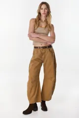Pantalón de denim tipo jean color verde militar, de tiro medio y corte holgado con diseño wide leg.
