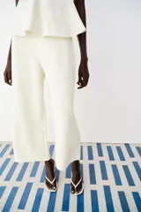 Pantalón de tiro medio y corte ancho, confeccionado en hilatura de algodón, con cintura elástica.