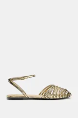 Sandalias planas tipo cangrejera en tono dorado metalizado, con múltiples tiras delanteras, tira ajustable en el tobillo con hebilla y suela baja.