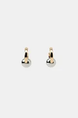 Pendientes tipo argolla con cierre de tuerca, combinando metal dorado en el aro y una bola plateada colgante.