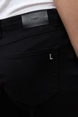 Bermuda de denim negro de tiro medio, con diseño clásico de cinco bolsillos y largo hasta las rodillas.