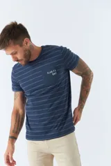 Remera de hombre a rayas horizontales azul marino y celeste, de corte recto, manga corta, cuello redondo y bolsillo en el pecho con logo estampado.