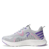Championes deportivos de mujer con diseño de malla transpirable en color gris claro, detalles en violeta y líneas decorativas en fucsia. Cuenta con suela blanca con base violeta y cierre de cordones.