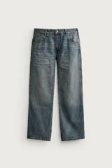 Jeans flare fit de denim rígido en color azul con efecto lavado. Presentan tiro medio, diseño de cinco bolsillos y cierre frontal con cremallera y botón.