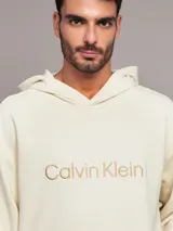 Buzo con capucha Calvin Klein de felpa de algodón color beige, de corte relajado, con bolsillo tipo canguro y logo bordado en el pecho.