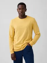 Remera de manga larga color marrón, con cuello redondo y puños acanalados.