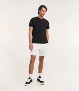 Bermuda masculina de color blanco con textura jacquard y patrón chevron, cintura elástica con cordón ajustable y bolsillos funcionales, de la marca Blue Steel.
