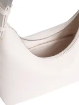 Cartera tipo hobo de piel sintética color blanco, con silueta fluida y cierre de cremallera superior. Posee un tirante de hombro ajustable con detalle de herraje negro.