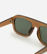 Lentes de sol femeninos con diseño cuadrado y estructura robusta en tono marrón traslúcido, con cristales oscuros y puente superior recto.