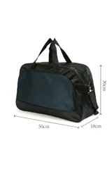 Bolso de poliéster color negro con bolsillo frontal y correa regulable.