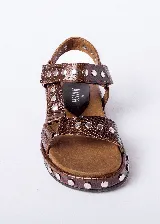 Sandalias de cuero marrón con estampado de cocodrilo y plataforma con tachas plateadas.
