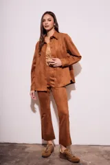 Pantalón marrón acampanado de gamuza sintética, tiro alto y corte ajustado.