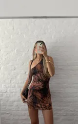 Vestido corto ajustado al cuerpo, con un solo hombro y estampado animal print en tonos marrones y negros.