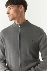 Campera tejida gris con cierre frontal, cuello alto y logo bordado en el pecho.