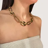 Collar de eslabones de acero dorado, que combina eslabones rectangulares con eslabones tipo Gucci.