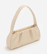 Cartera tipo baguette de marca Satinato, confeccionada en material sintético de poliuretano con textura crocco en color beige. Cuenta con diseño estructurado, cierre en cremallera con herrajes dorados y asa fija de hombro.