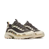 Championes de senderismo Merrell modelo Moab Speed 2 Sport, con diseño técnico en tonos tierra, gris y beige. Presentan una estructura robusta con suela Vibram para mayor tracción, tecnología FlexPlate para estabilidad y entresuela de espuma FloatPro para amortiguación.