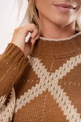 Sweater marrón con diseño de rombos color crema, cuello alto y mangas largas abullonadas.