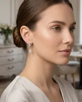 Aros de plata 925 con diseño de argolla pequeña decorada con circonias y dije colgante en forma de gota.