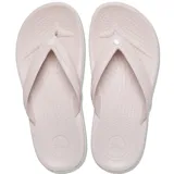 Ojotas Crocband Flip de Crocs, color verde militar con una línea blanca en la entresuela. Diseño ligero con tira superior de TPU y plantilla con textura de masajes.