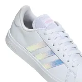 Championes Adidas Grand Court Base 2.0, color blanco con las icónicas tres tiras laterales en acabado iridiscente. Presentan un diseño de inspiración tenística con exterior de cuero sintético y suela de goma.