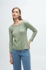 Remera de manga larga en color gris melange, con cuello redondo y costuras decorativas verticales en contraste de color verde lima y blanco.