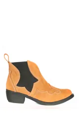 Bota corta estilo texana color naranja, con elástico lateral negro y costuras decorativas en color blanco.