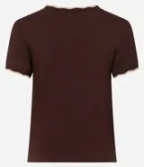 Top de manga corta ajustado al cuerpo, color marrón oscuro, con cuello redondo y bordes festoneados en color crema o beige claro.