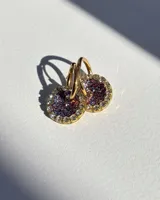 Aritos dorados con dije circular de resina brillante multicolor y borde de strass. El aro es de acero quirúrgico.